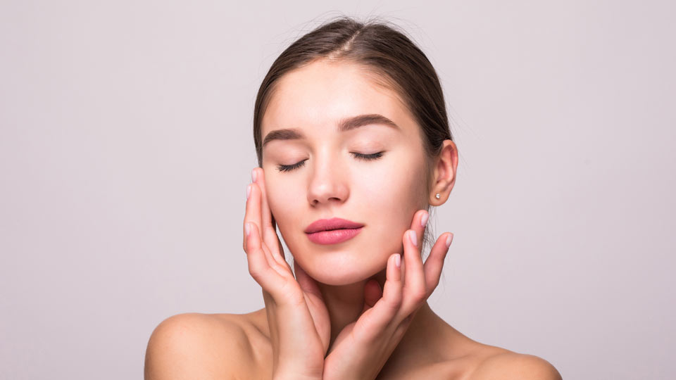 https://www.therapmed.ch/wp-content/uploads/2021/11/pretty-face-of-beautiful-smiling-woman-posing-at-studio-isolated-on-white-wall.jpg