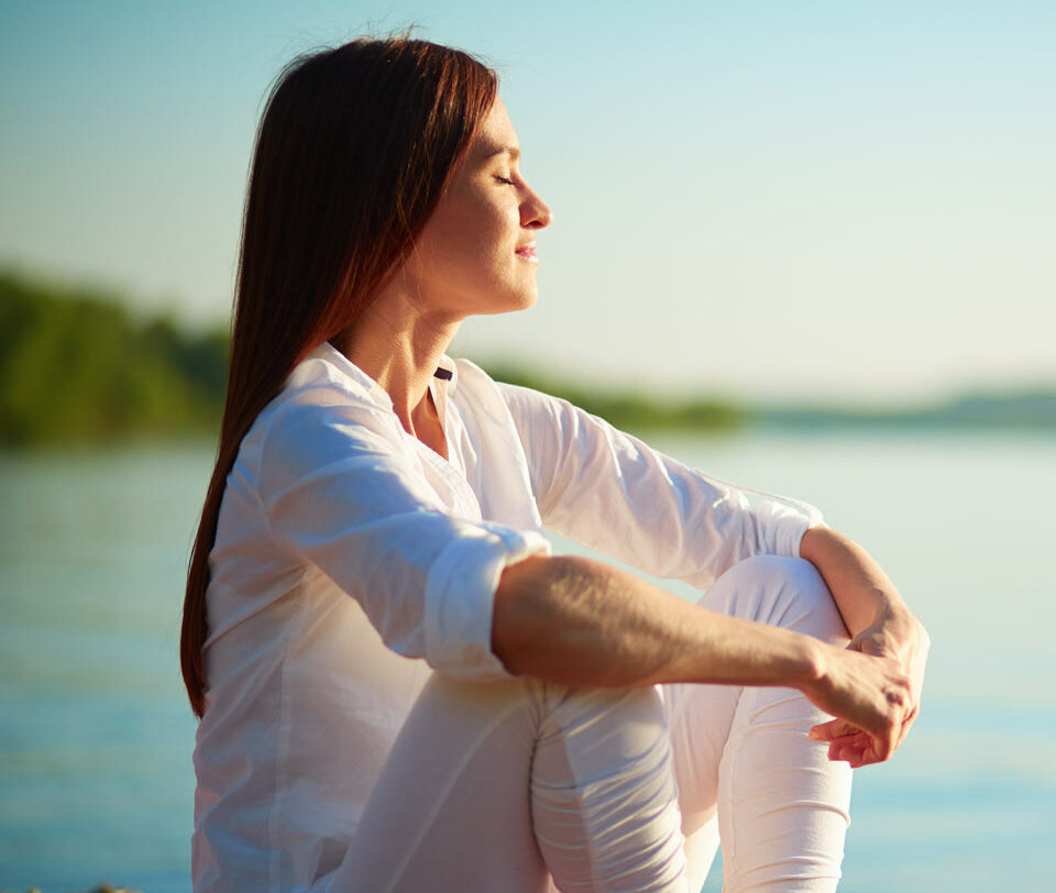 https://www.therapmed.ch/wp-content/uploads/2021/11/relaxed-woman-enjoying-the-sea-e1643369719180.jpg