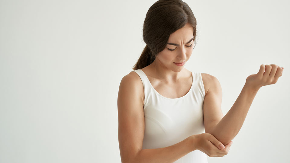https://www.therapmed.ch/wp-content/uploads/2021/11/woman-in-white-tshirt-joint-pain-problems-with-rheumatism.jpg