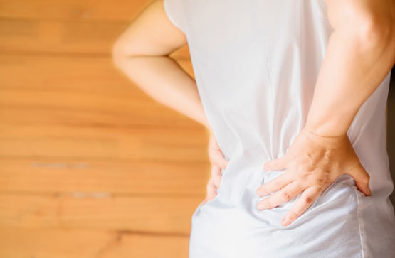 https://www.therapmed.ch/wp-content/uploads/2021/11/woman-s-hand-he-is-caught-at-the-waist-and-her-back.jpg