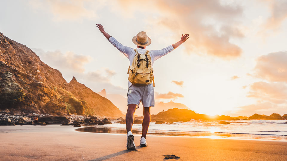 https://www.therapmed.ch/wp-content/uploads/2021/11/young-man-arms-outstretched-by-the-sea-at-sunrise-enjoying-freedom-and-life-people-travel-wellbeing-concept.jpg