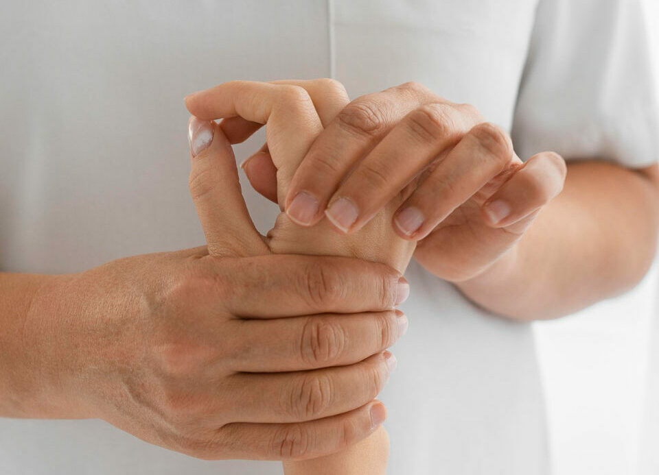 https://www.therapmed.ch/wp-content/uploads/2021/12/osteopathist-treating-a-patient-s-arms-e1643042413376.jpg